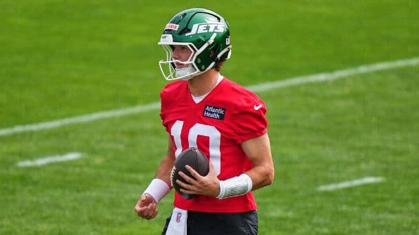 Jets rookie QB Cade Klubnik doesn't lack for confidence as he battles Bailey Zappe to back up Geno Smith.