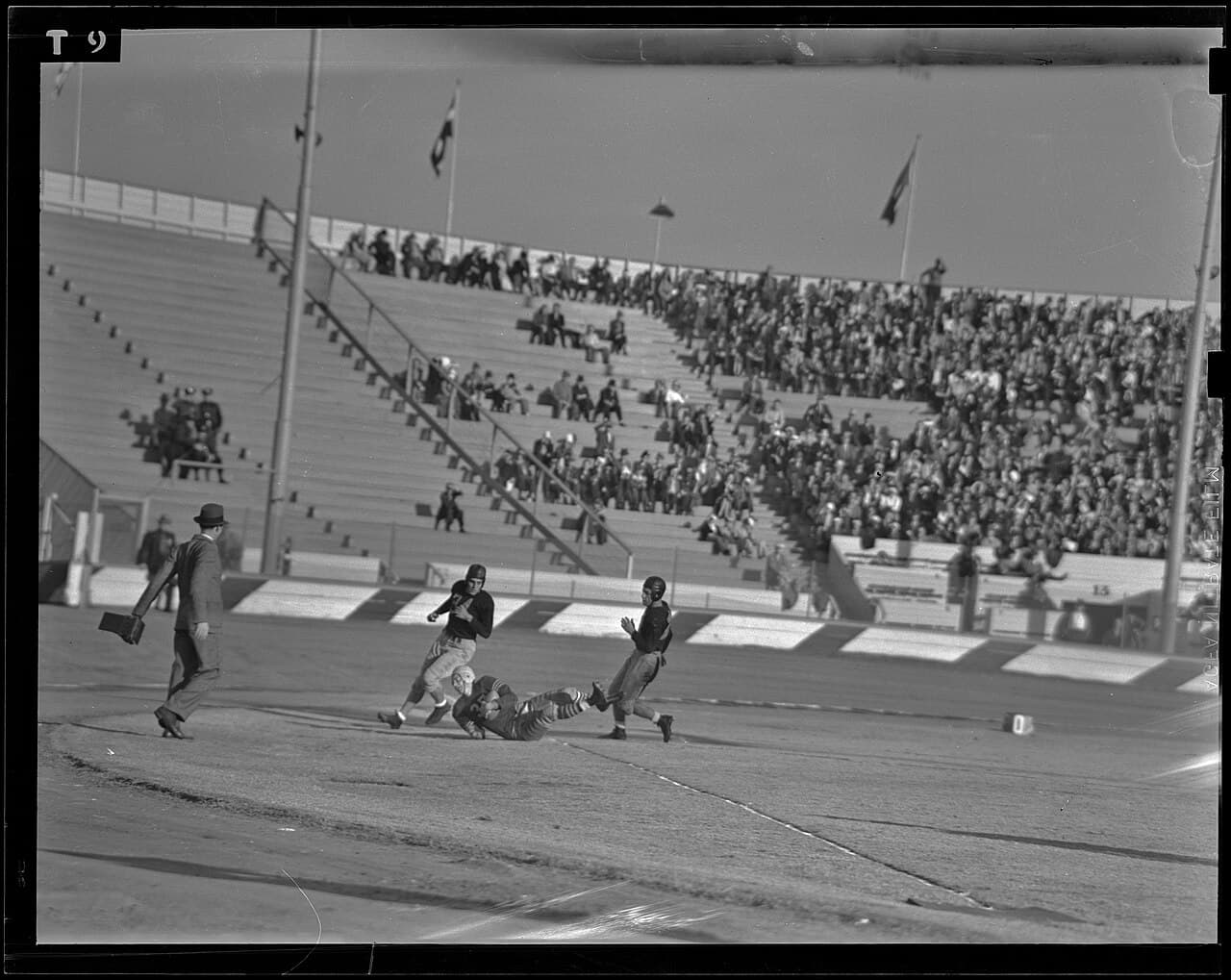 Los Angeles Bulldogs play Cleveland Rams at Gilmore Stadium, Los Angeles, 1938 01