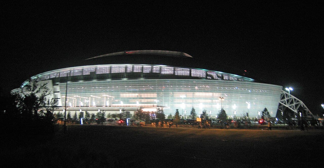 Dallas-cowboys-stadium-at-night