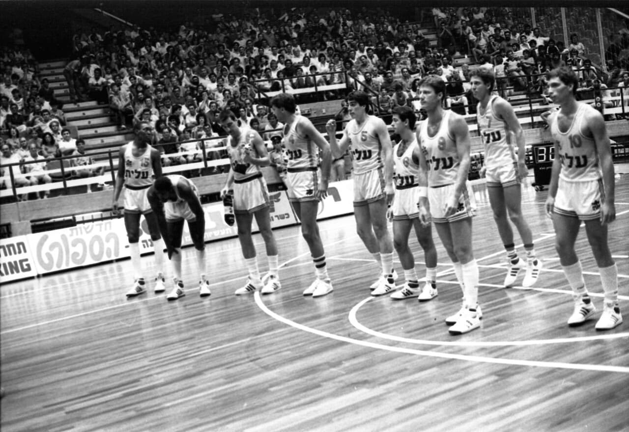 Maccabi Tel Aviv basketball team playing against the Phoenix Suns ( )