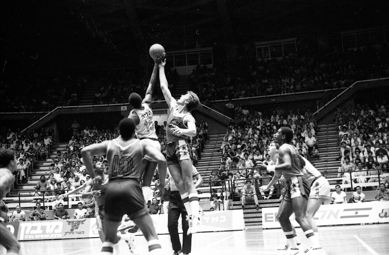 Maccabi Tel Aviv basketball team playing against the Phoenix Suns ( )